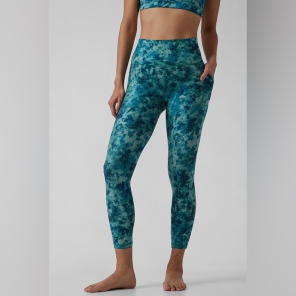 Salutation Stash Pocket II Printed 7/8 Tights in Floral Tie Dye Blue